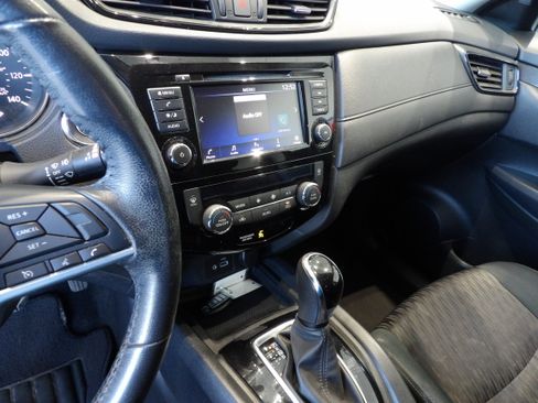 Used 2018 Nissan Rogue SV FWD image 13