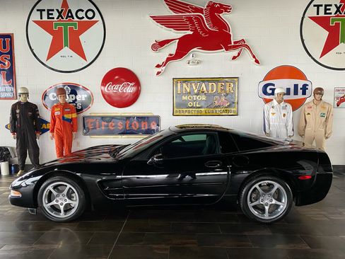 Used 2001 Chevrolet Corvette Coupe w/ Preferred Equipment Group2 image 1