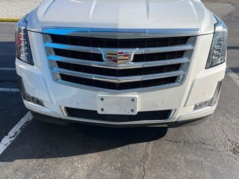 Used 2020 Cadillac Escalade Premium Luxury image 7