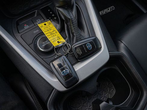 Used 2021 Toyota RAV4 XLE Premium image 33