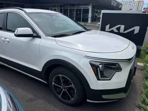 Used 2023 Kia Niro EX image 2
