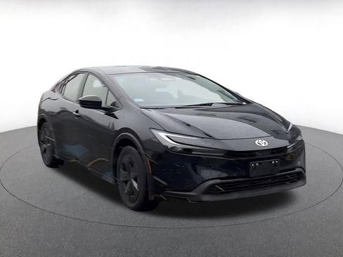 Used 2025 Toyota Prius LE image 3
