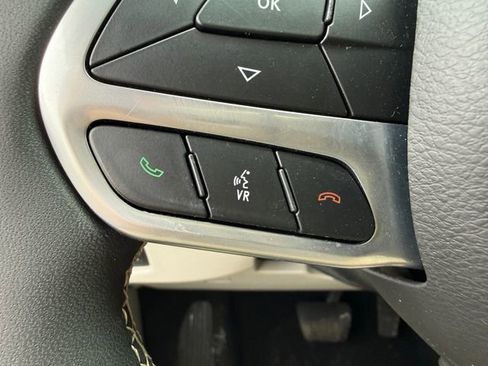 Used 2024 Chrysler Pacifica Touring-L image 18