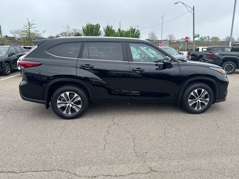 Used 2023 Toyota Highlander XLE AWD/4WD image 10
