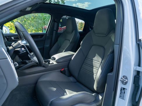 Certified 2023 Porsche Cayenne Coupe image 5