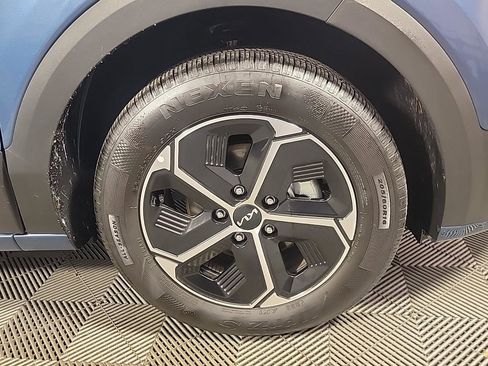 Used 2025 Kia Niro EX image 3