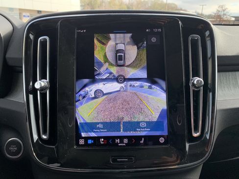 Used 2025 Volvo XC40 B5 Plus image 25