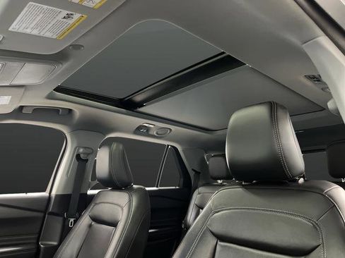 Used 2022 Ford Explorer XLT image 7
