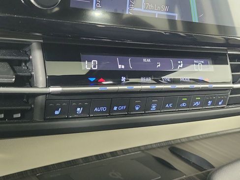 Certified 2023 Toyota Sienna Platinum AWD/4WD image 17