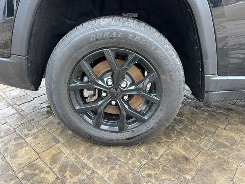 Used 2024 Jeep Grand Cherokee L Laredo image 11