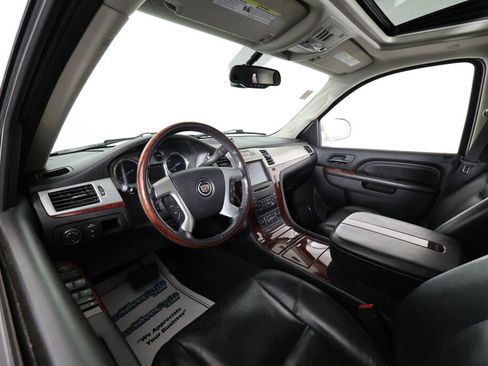 Used 2010 Cadillac Escalade Luxury AWD/4WD image 10