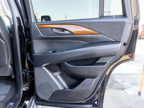 Used 2017 Cadillac Escalade Luxury image 18