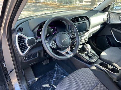 Used 2025 Kia Soul LX w/ LX Technology Package FWD image 29