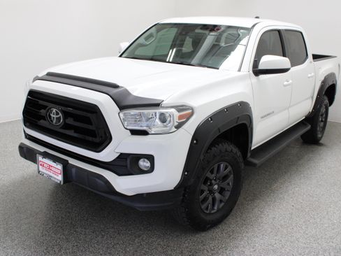 Used 2023 Toyota Tacoma SR5 RWD image 2