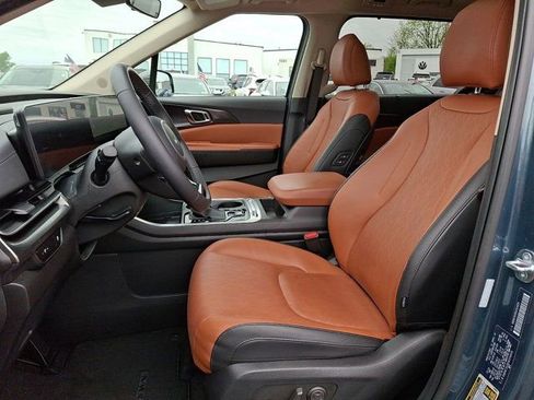 Used 2025 Kia Carnival SX w/ SX Dark Edition Package FWD image 17