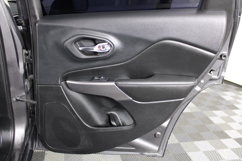 Used 2019 Jeep Cherokee Limited AWD/4WD image 32