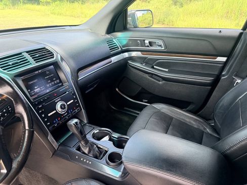 Used 2016 Ford Explorer Limited w/ Equipment Group 301A FWD image 12