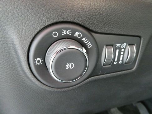 Used 2023 Jeep Compass Latitude w/ Sun and Sound Group AWD/4WD image 25