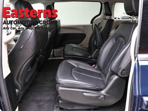 Used 2023 Chrysler Pacifica Touring-L FWD image 23