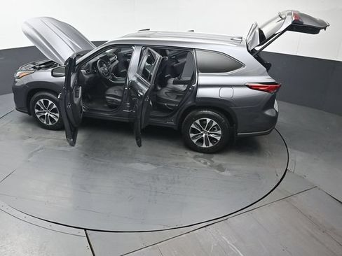 Used 2023 Toyota Highlander XLE AWD/4WD image 50