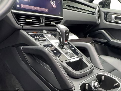Used 2023 Porsche Cayenne AWD/4WD image 33