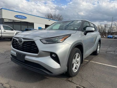 Used 2023 Toyota Highlander LE image 6