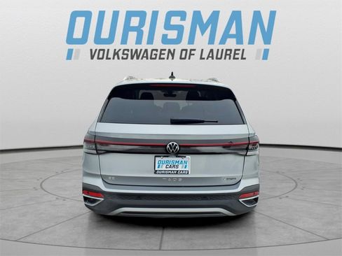 Used 2025 Volkswagen Taos SE w/ Panoramic Sunroof Package image 3