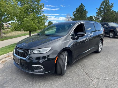 Used 2025 Chrysler Pacifica Select FWD image 2