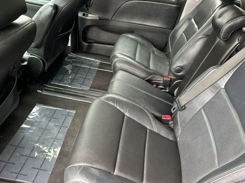 Used 2015 Toyota Sienna SE w/ SE Preferred Package FWD image 4
