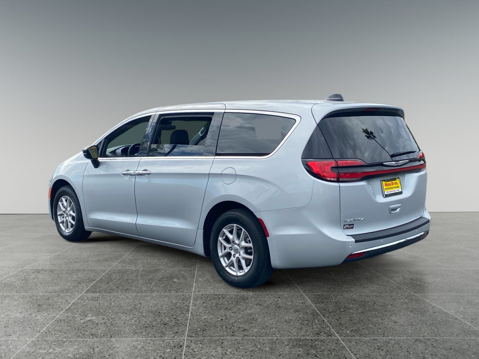 Used 2024 Chrysler Pacifica Touring FWD image 3