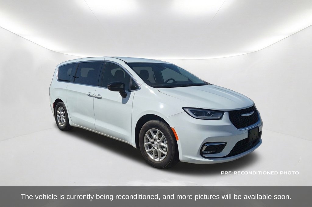 Used 2026 Chrysler Pacifica Select FWD image 3