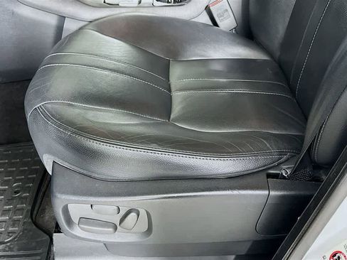 Used 2015 Land Rover LR4 HSE image 32