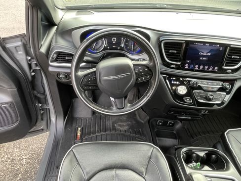 Used 2020 Chrysler Pacifica Limited w/ Advanced Safetytec Group FWD image 13