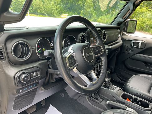 Used 2022 Jeep Wrangler Unlimited Sahara w/ Cold Weather Group AWD/4WD image 10
