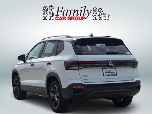 New 2026 Volkswagen Taos SE FWD image 3