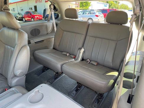 Used 2003 Chrysler Town & Country LXi image 16