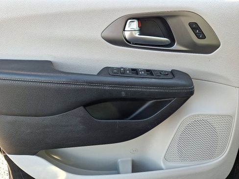 Certified 2022 Chrysler Pacifica Touring-L image 13