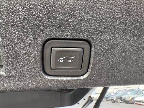 Used 2025 GMC Acadia Elevation image 25
