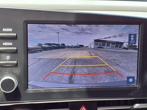 Used 2022 Hyundai Elantra SE FWD image 9