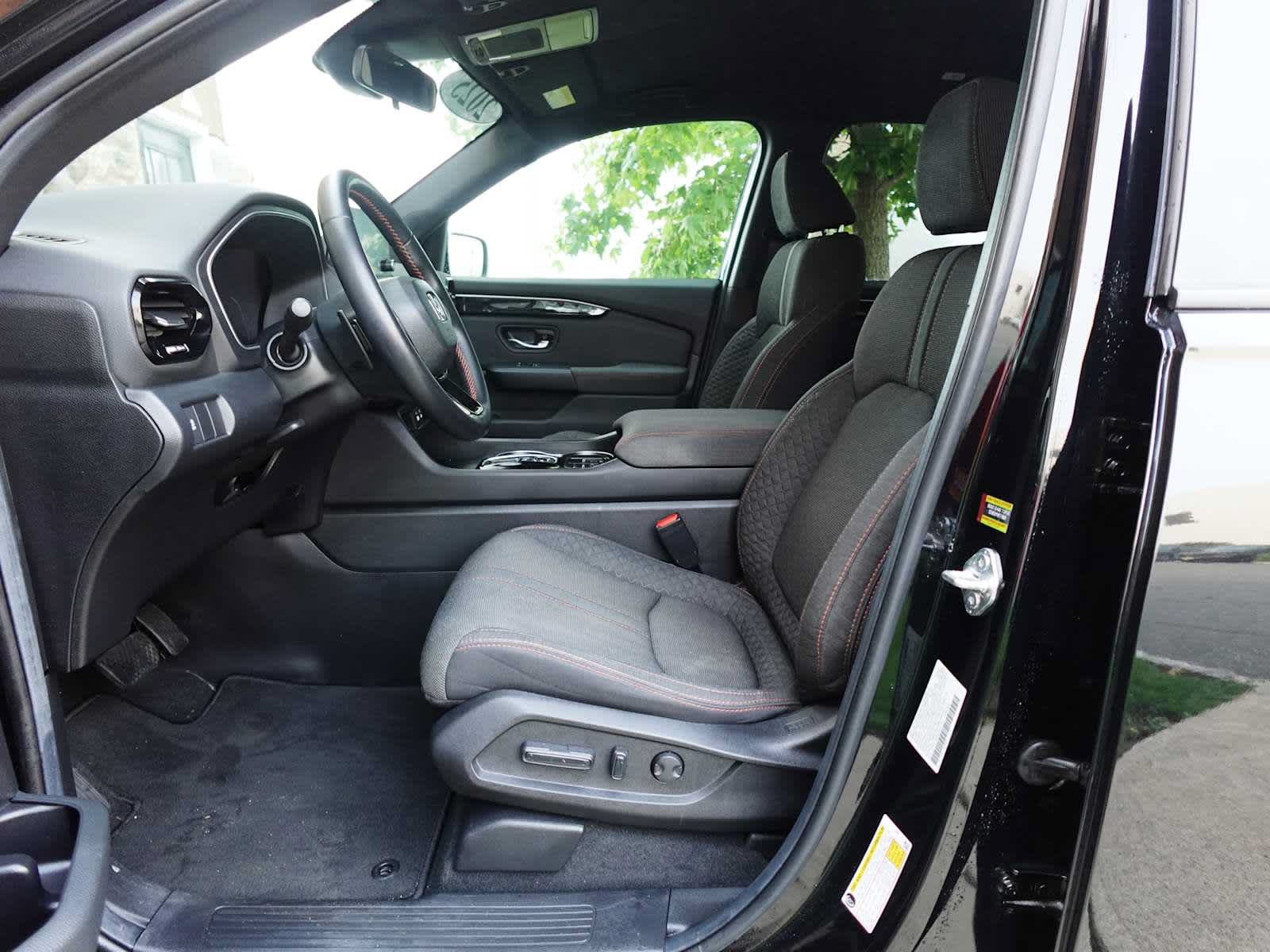Used 2025 Honda Pilot Sport image 12