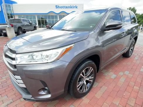 Used 2018 Toyota Highlander LE FWD image 5