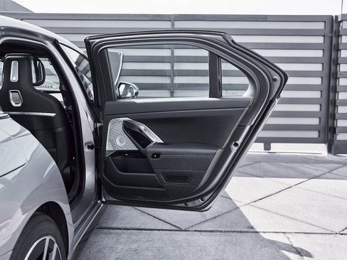 Used 2024 BMW 760i xDrive image 25