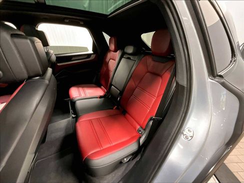 Used 2024 Porsche Cayenne image 31
