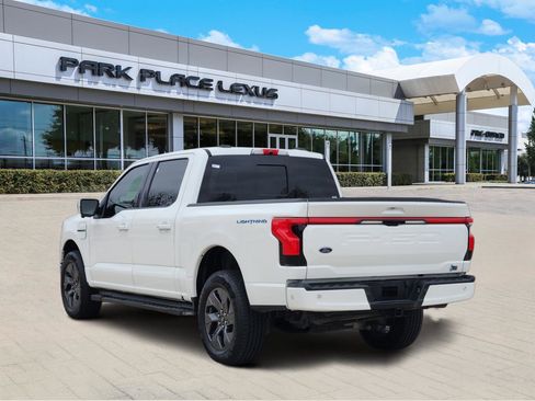 Used 2022 Ford F150 Lightning Lariat image 4