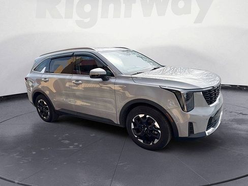 Used 2024 Kia Sorento S image 7