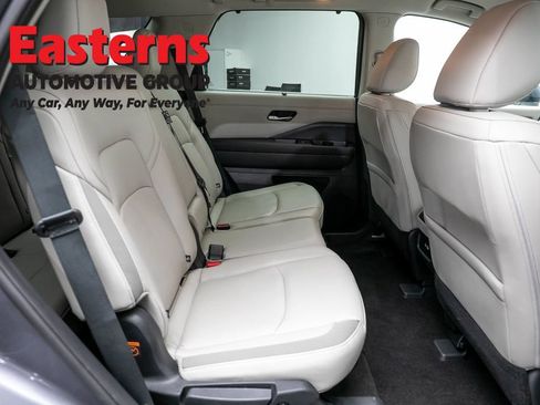 Used 2023 Nissan Pathfinder SL AWD/4WD image 22