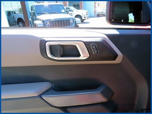 Used 2023 Ford Bronco Wildtrak image 12