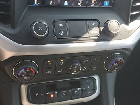 Used 2023 GMC Acadia SLT w/ Technology Package FWD image 28