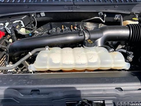 Used 2022 Ford Expedition XLT image 9