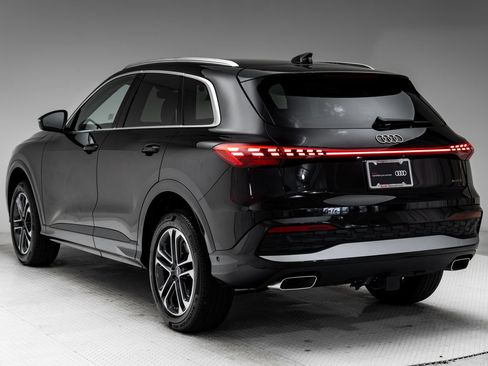 Certified 2025 Audi Q5 Premium w/ 19" Wheel Package AWD/4WD image 3